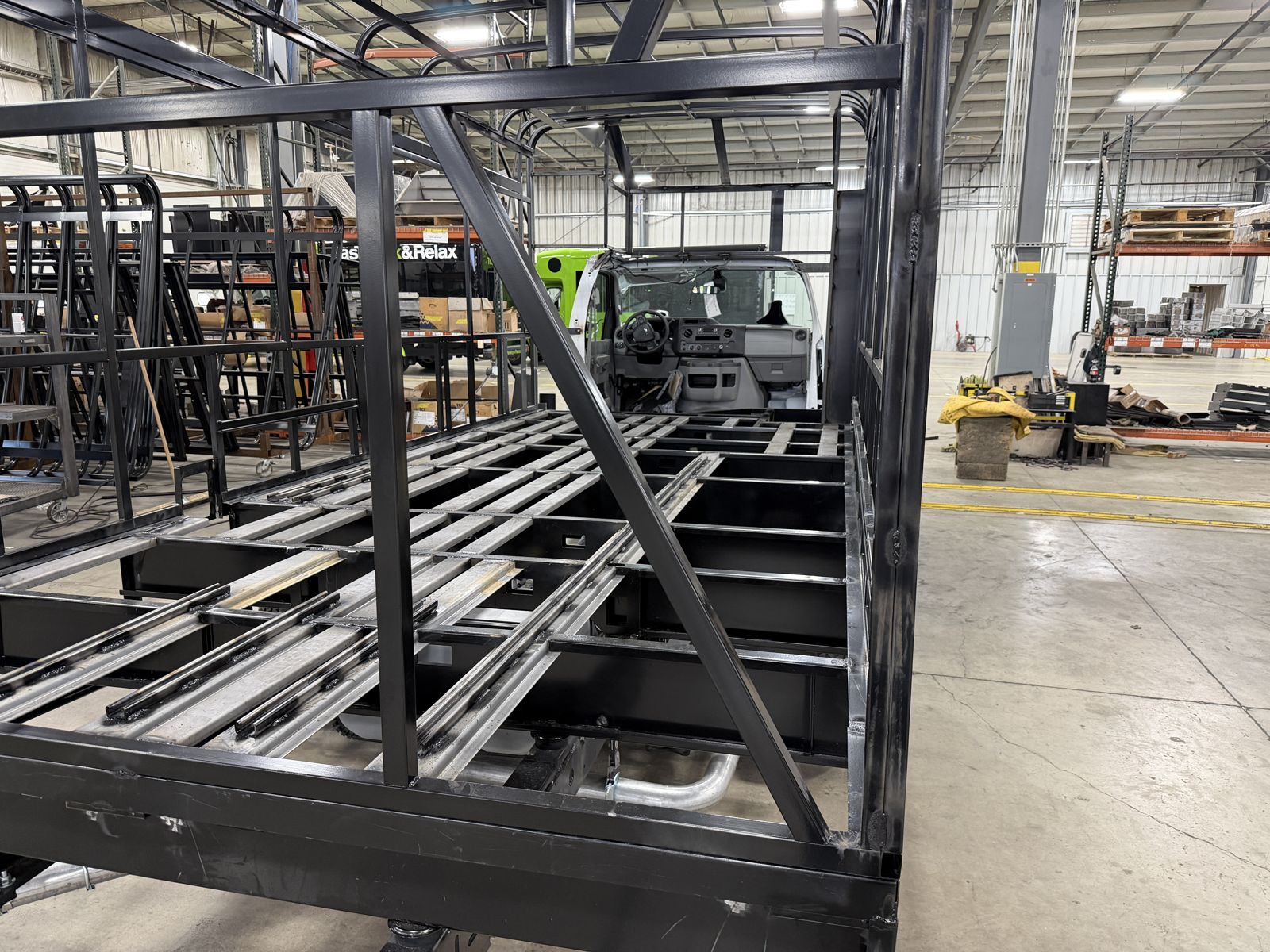 Powder-coated steel cage welded on the chassis