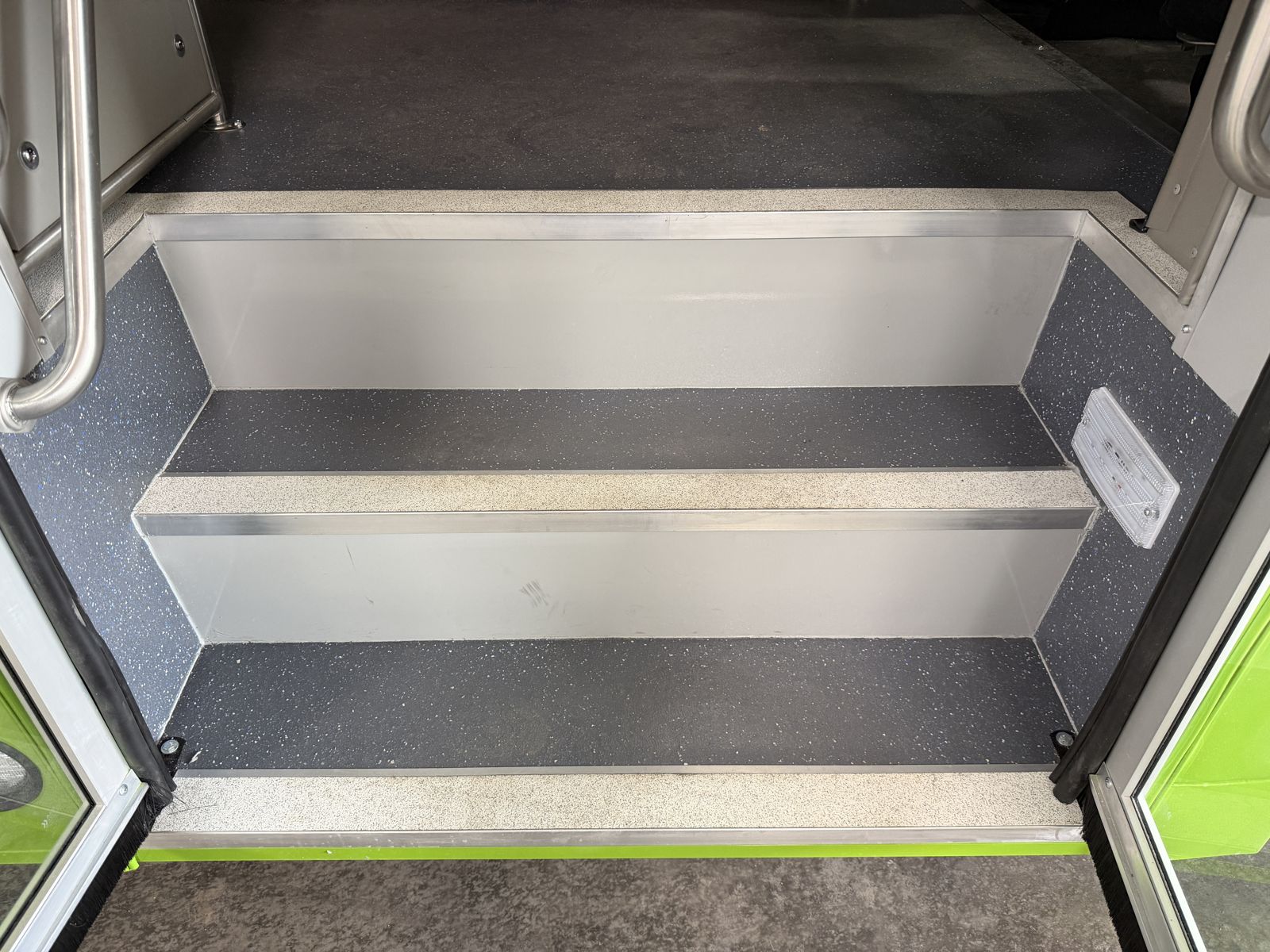 Entry steps with aluminum step nosing