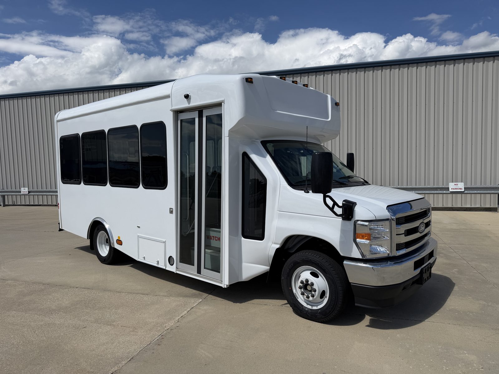MAVRYK shuttle bus, front three-quarter passenger side