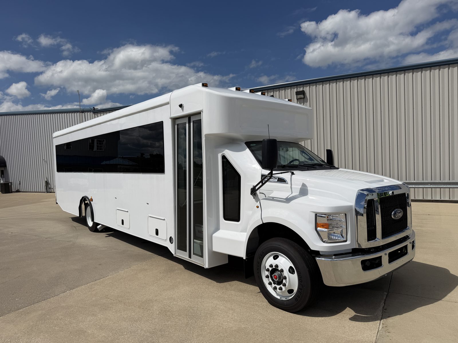 STRATOS shuttle bus, front three-quarter passenger side
