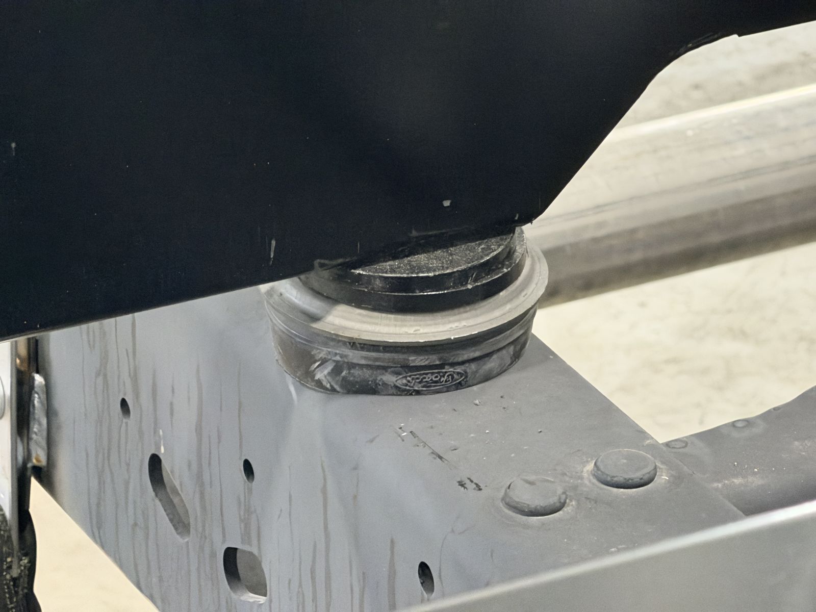Body-to-frame puck mount